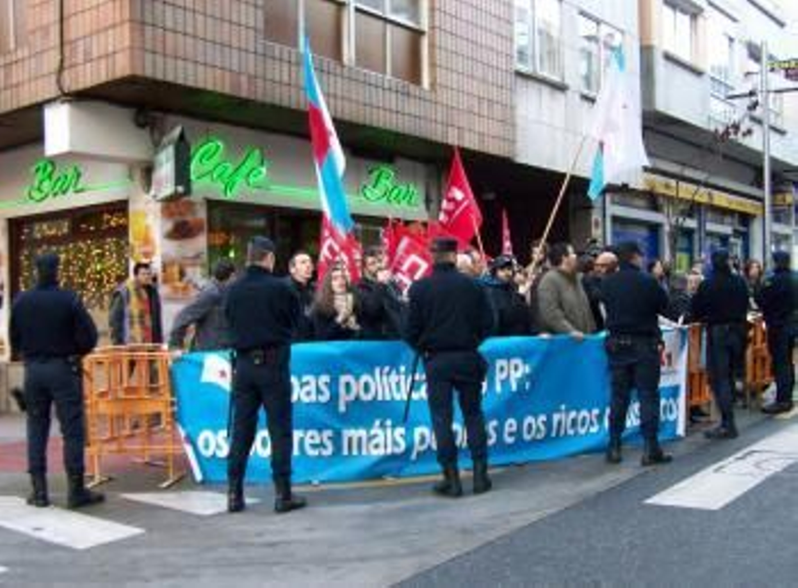 Protesta en el exterior del museo de Pontevedra inaugurado por Rajoy.