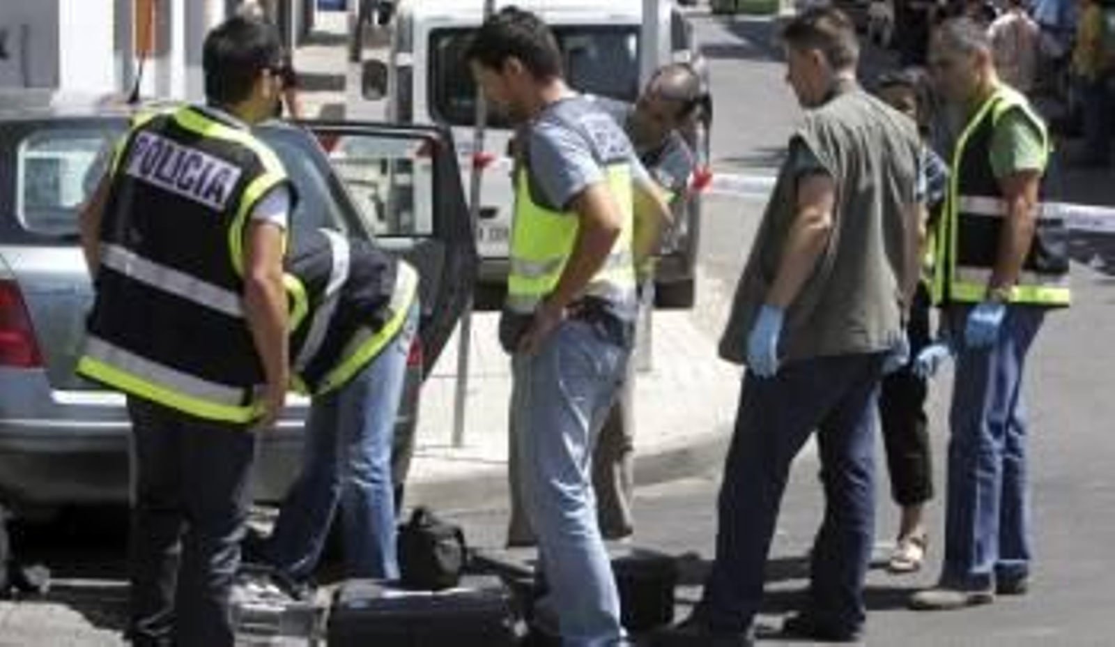 Agentes de la Policía Nacional en el lugar donde apareció muerta la mujer. (Foto: ARCHIVO)