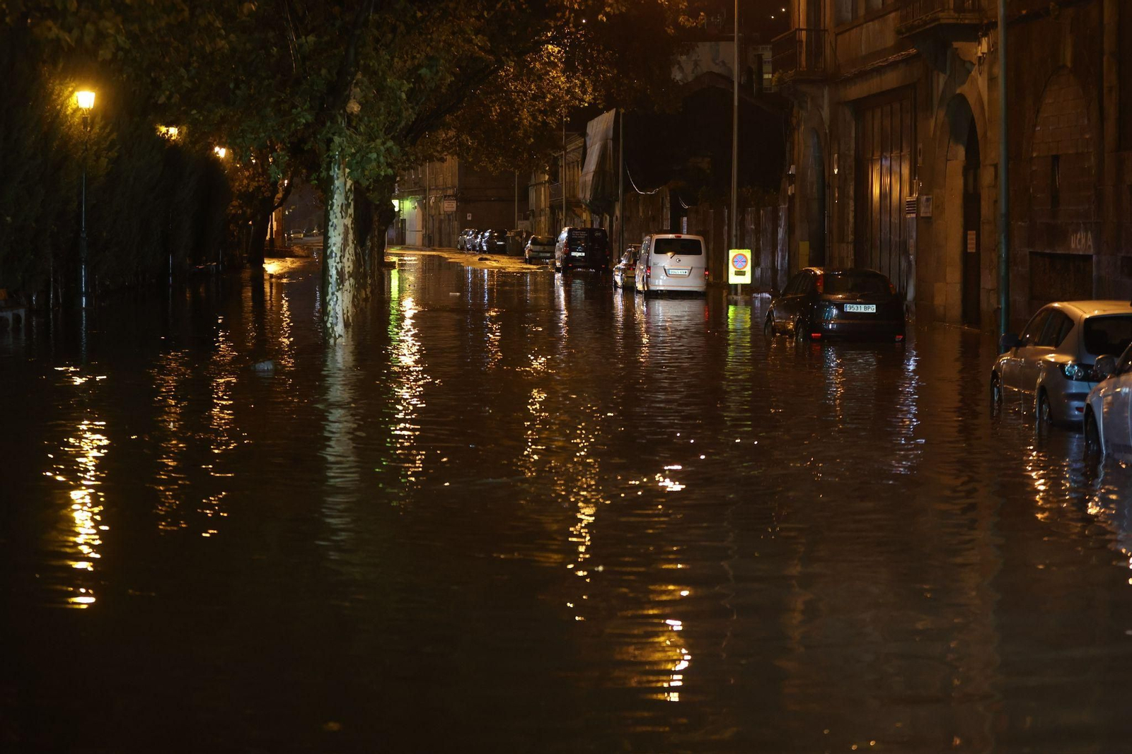 La calle Julián Estévez, totalmente inundada.
