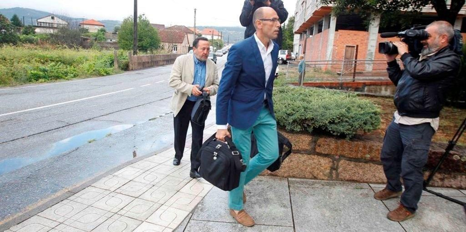 Miembros de la comisión de investigación de accidentes ferroviarios, a su llegada ayer al juzgado de O Porriño, donde se volcaron las cajas negras del tren. // JV Landín