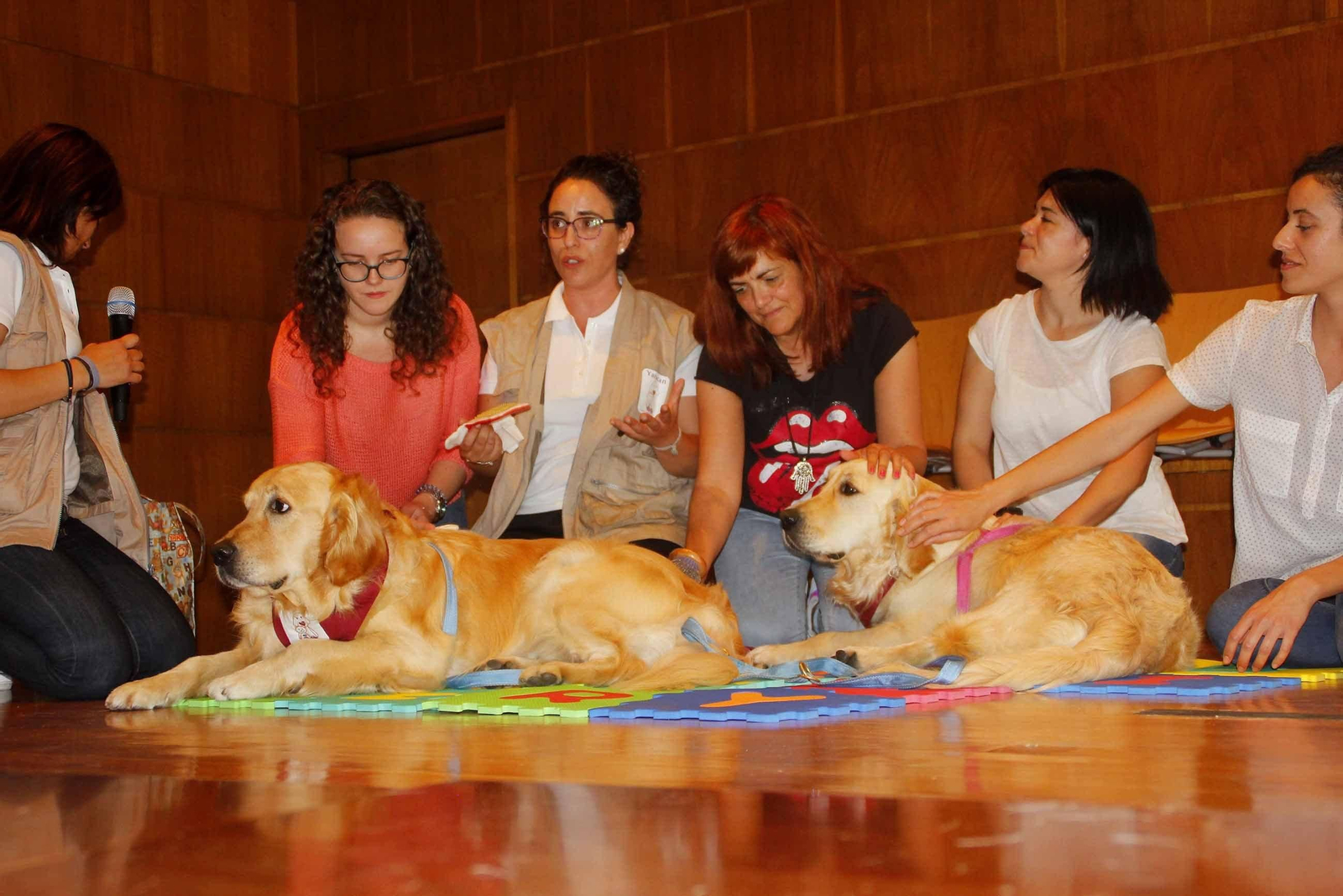 Julia Correa, en el centro es la directora de Yaracan en Vigo, mostró varios ejercicios con perros.