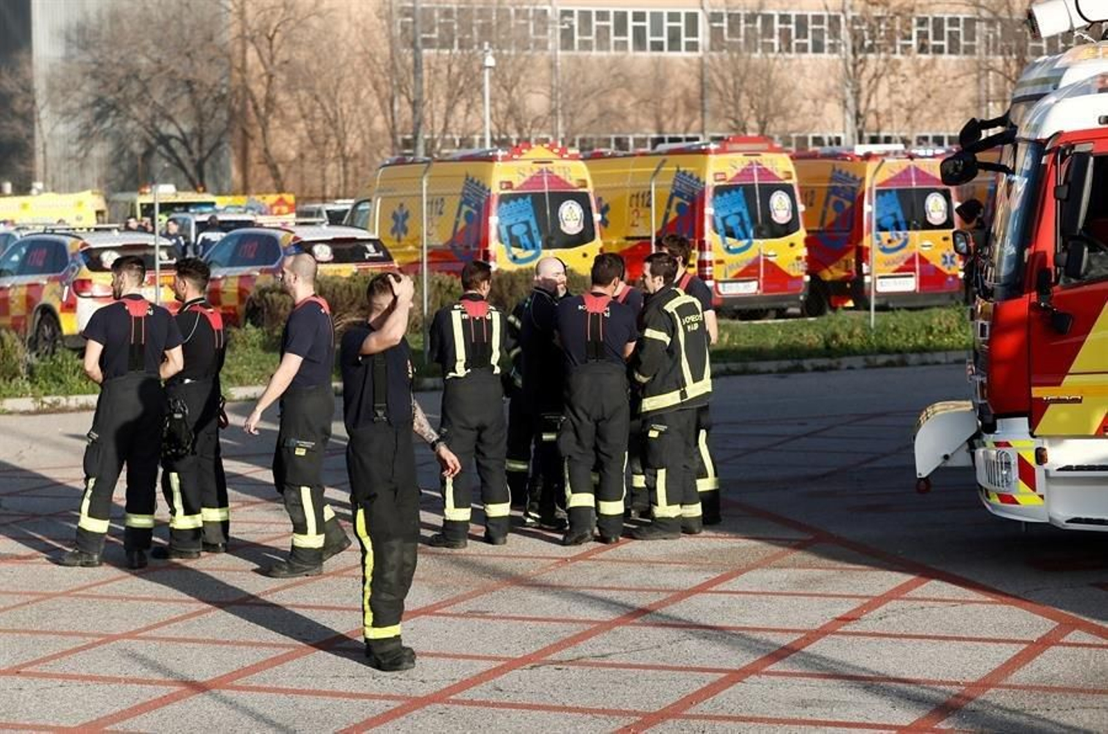 Efectivos del cuerpo de Bomberos en instalaciones aeroportuarias de Barajas a la espera del aterrizaje de emergencia de un avión de la aerolínea Air Canadá