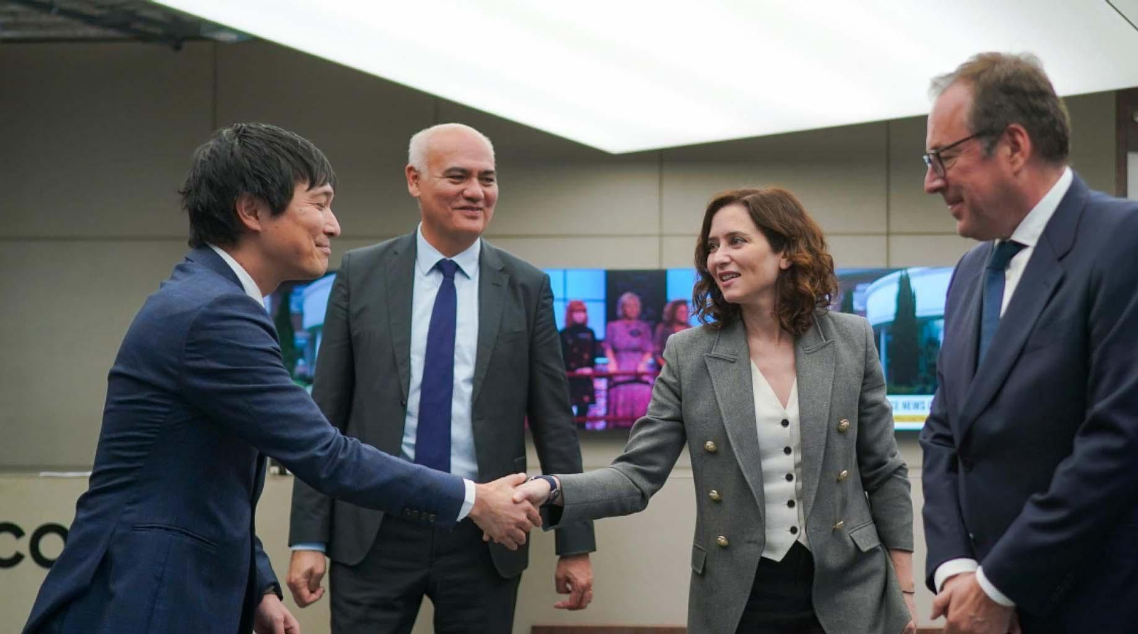 La presidenta de la Comunidad de Madrid, Isabel Díaz Ayuso, con representantes de Colt Technology