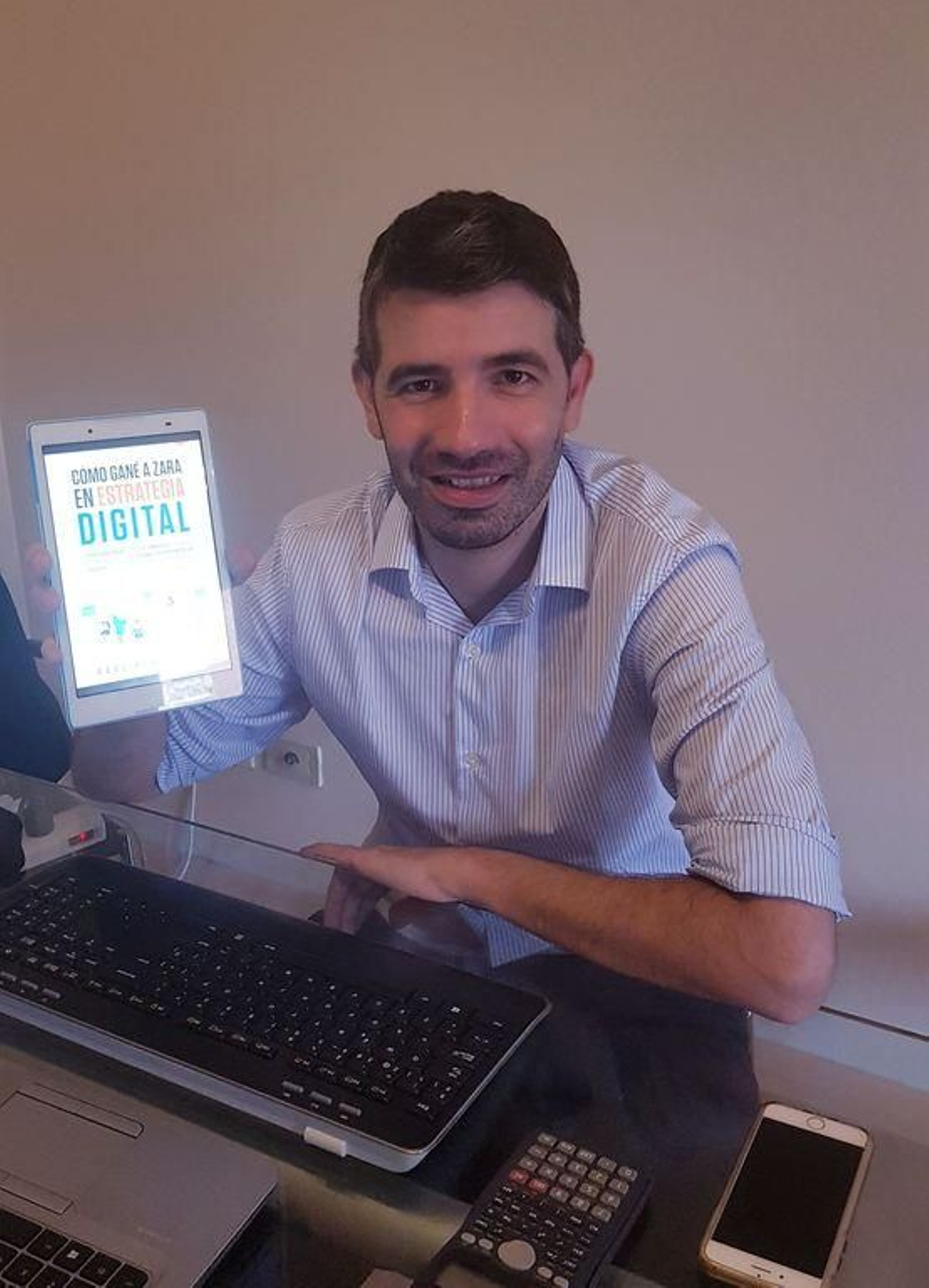 Raúl Perdigones López muestra, desde Argentina, la portada del libro que acaba de publicar.