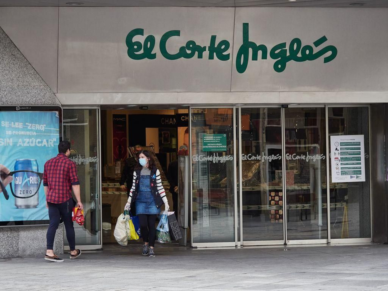 Entrada de los grandes almacenes que El Corte Inglés tiene en la ciudad de Vigo.