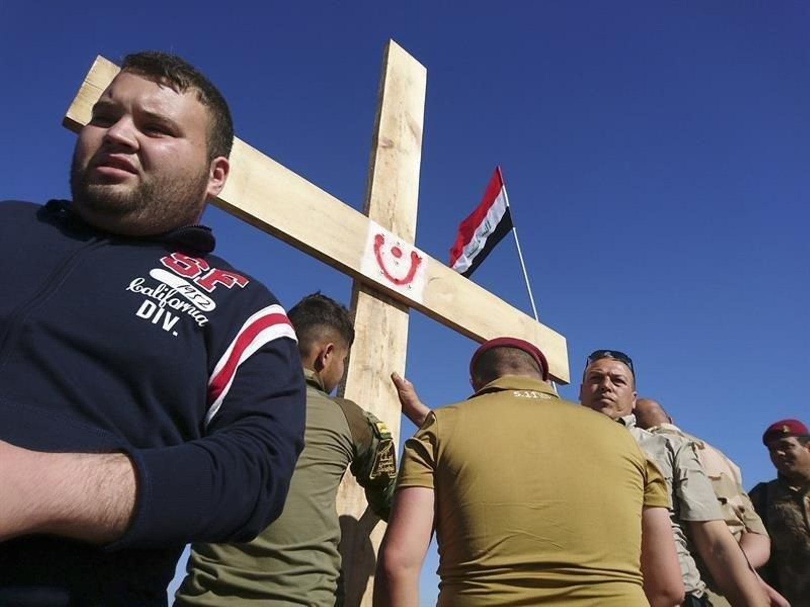Momento en el que colocan la cruz.