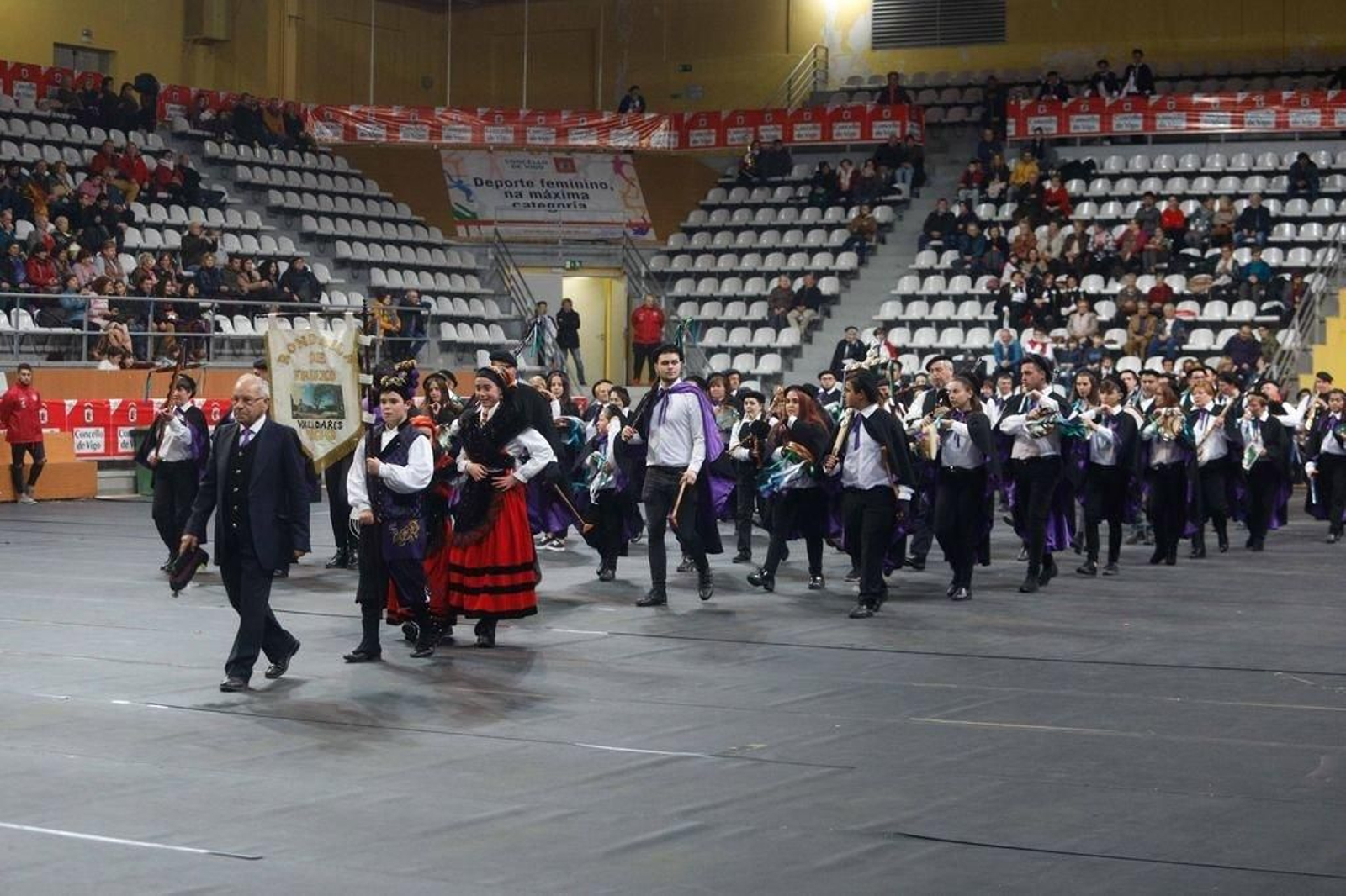 Las rondallas hicieron notar sus dotes musicales y su maestría con las banderas.