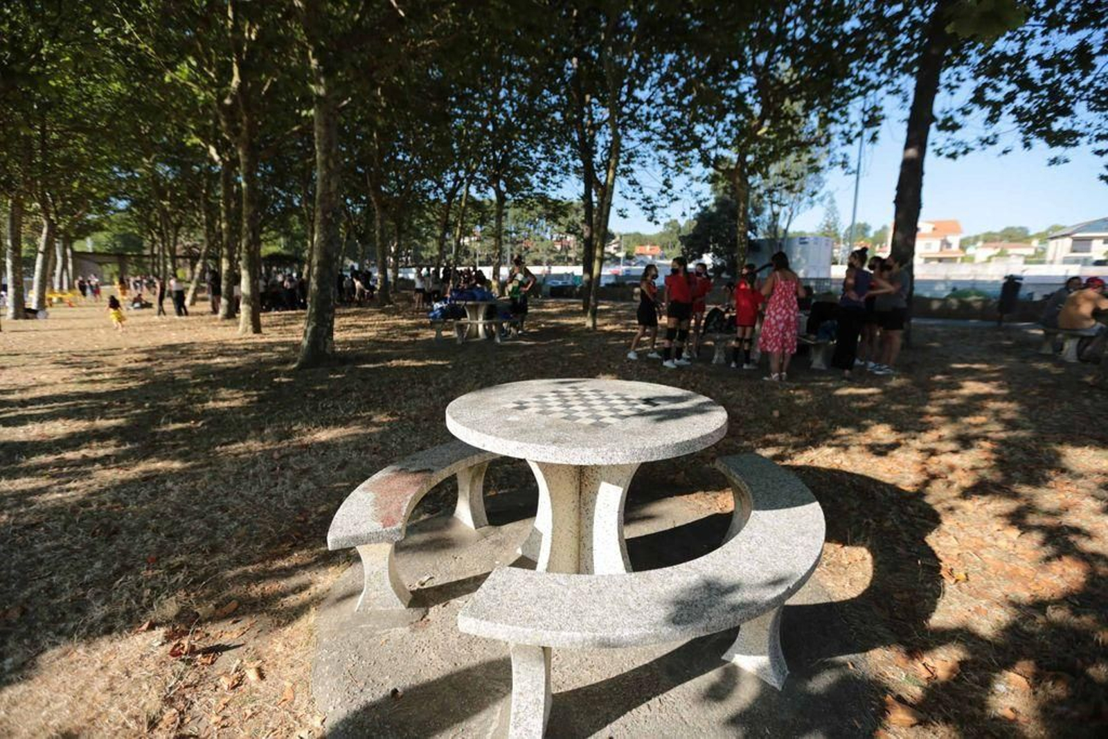 Los bancos y mesas serán retirados de Samil.