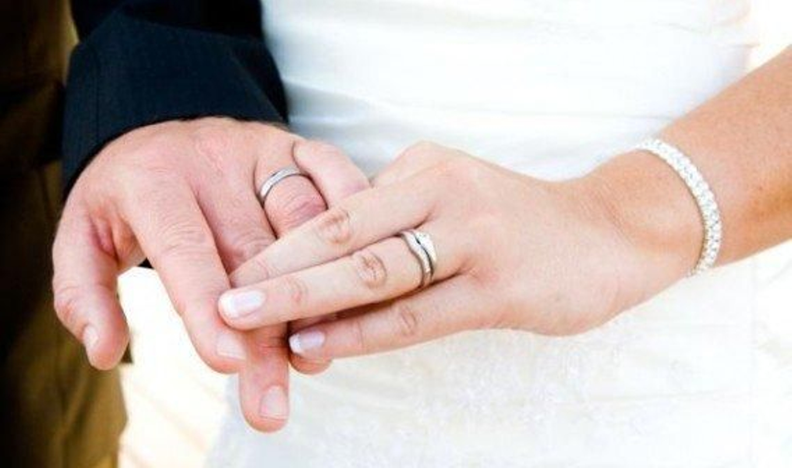 manos-de-casados-568x336 boda