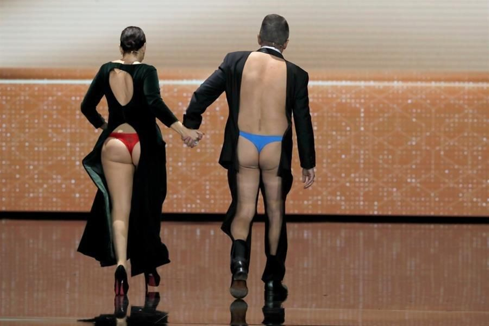 Los presentadores Silvia Abril y Andreu Buenafuente despiden la gala de entrega de los Premios Goya 2020