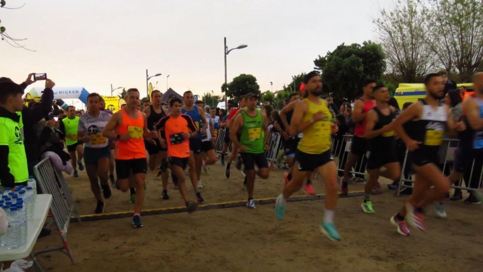 Más de cuatrocientos deportistas terminaron alguna de las dos distancias de la carrera absoluta en la Nocturna de Nigrán.