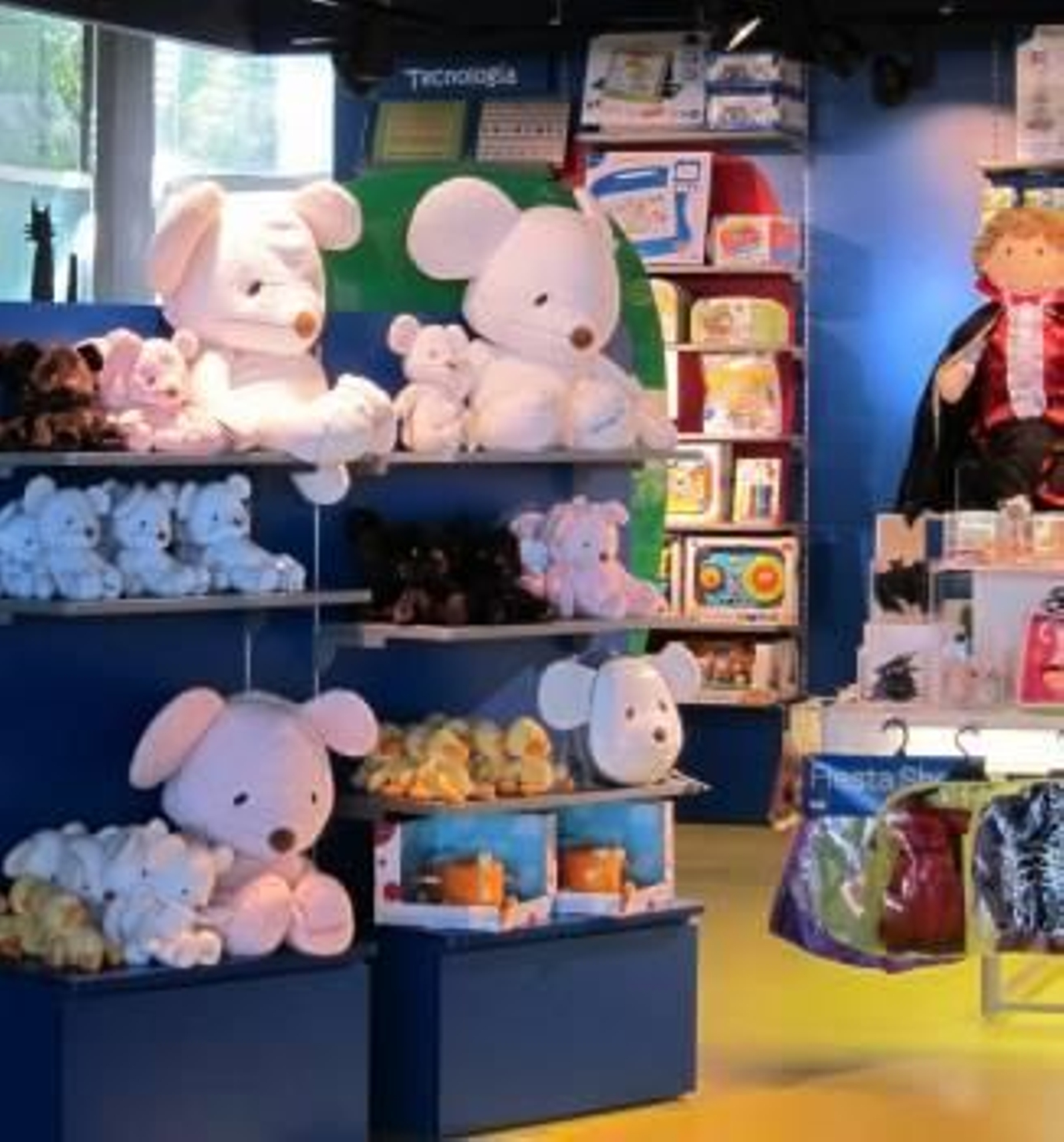 Una juguetería con las estanterías repletas de peluches y muñecos. (Foto: EP)