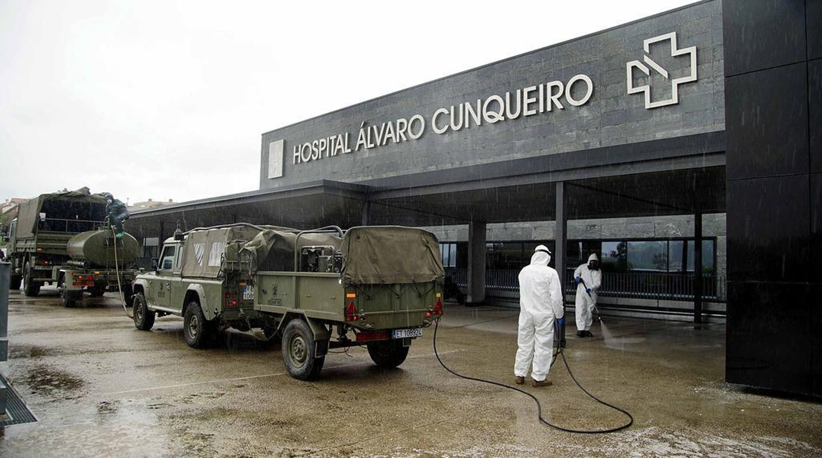 Los militares de la Brilat, en la entrada del Cunqueiro.