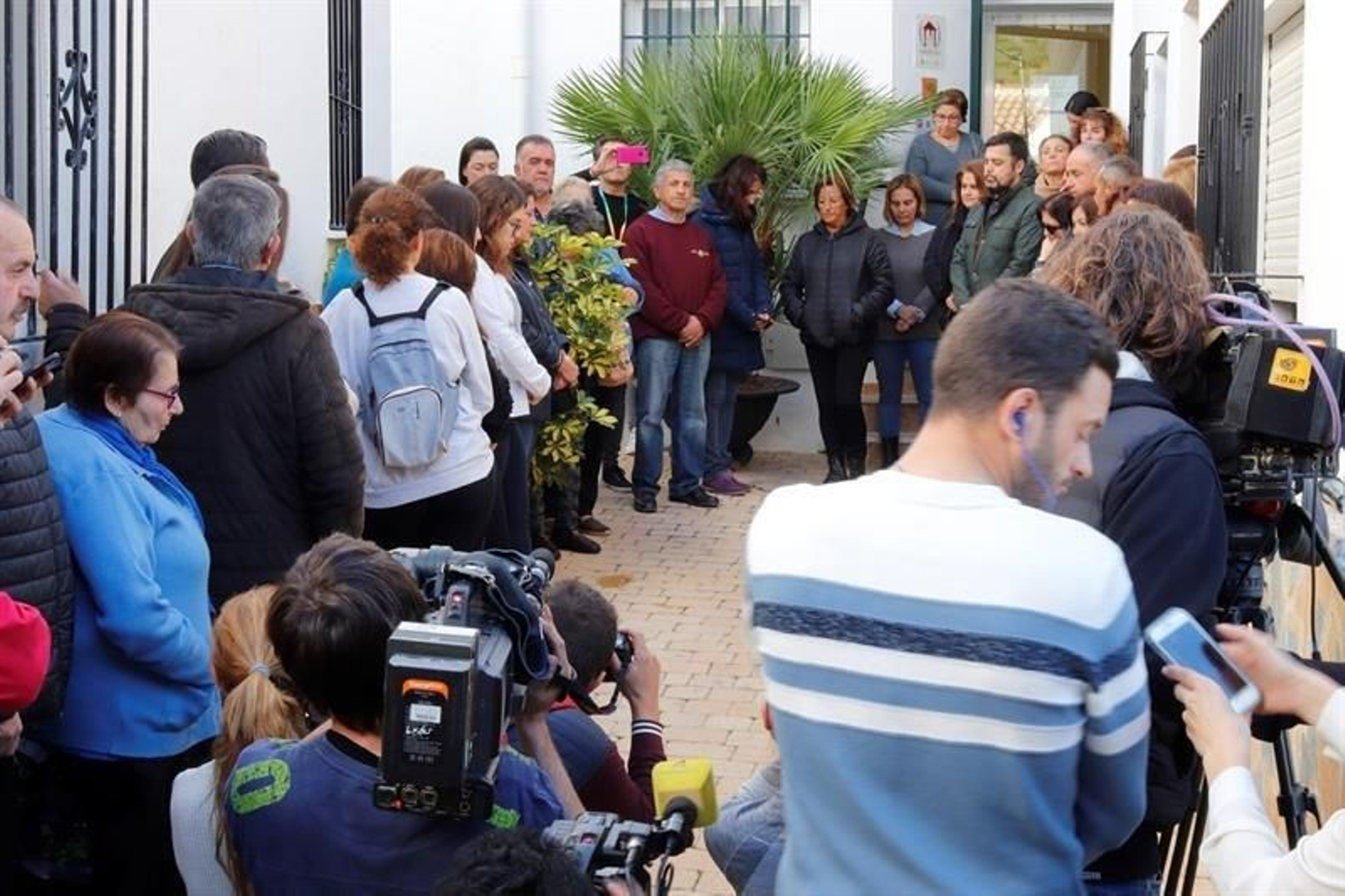 Vecinos de Totalán guardan silencio a las puertas de la casa consilstorial.