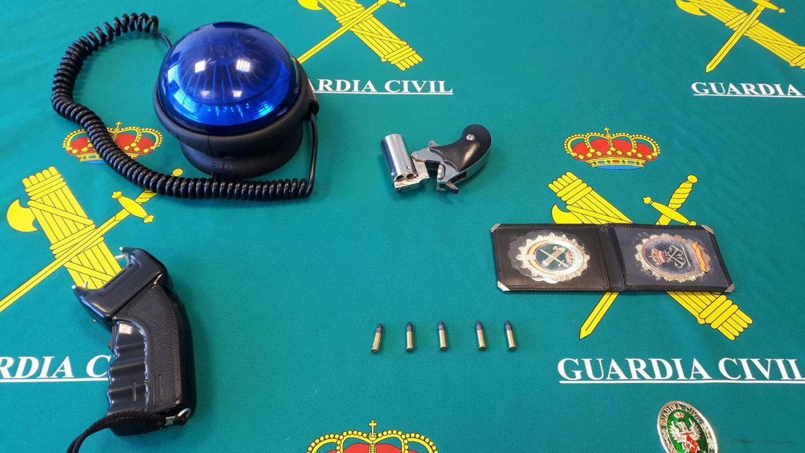 También se le intervinieron dos placas identificativas de la Guardia Civil, una luz prioritaria y una táser eléctrica.