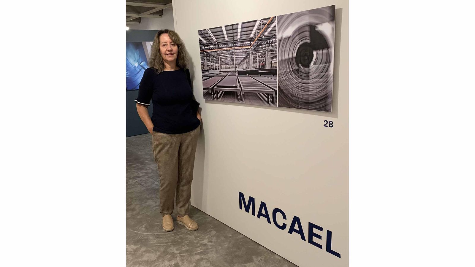 Maria de Carmen Pastor delante de una foto de la ciudad natal de su padre, Eduardo Pastor