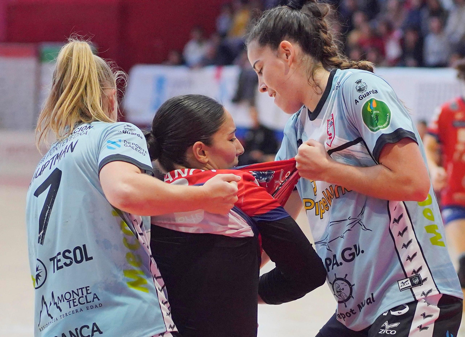 Forcejeo entre jugadoras del Guardés y una del Porriño.