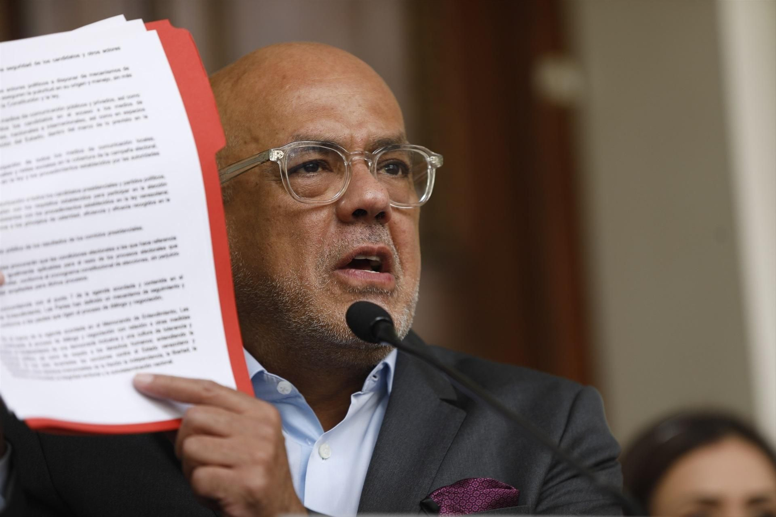El parlamentario venezolano, Jorge Martínez, durante una rueda de prensa.
