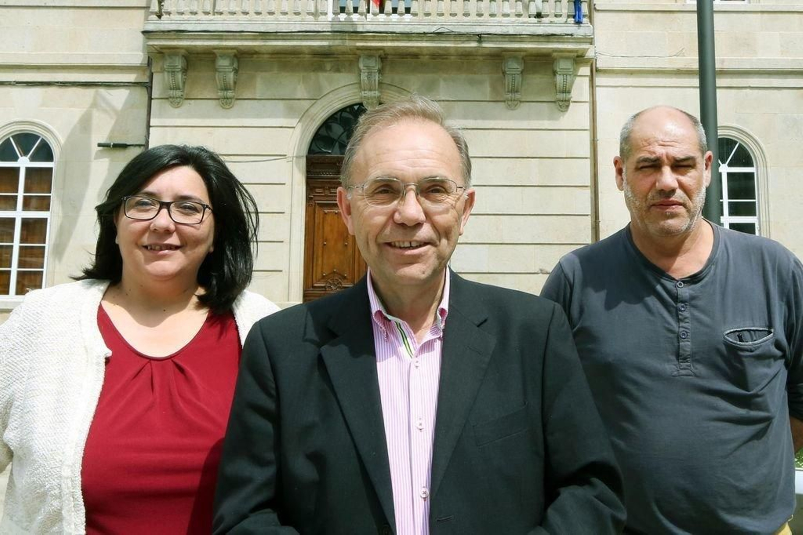 La concejala del PSOE, con el alcalde Represas (BNG) y su socio de gobierno ante el consitorio.