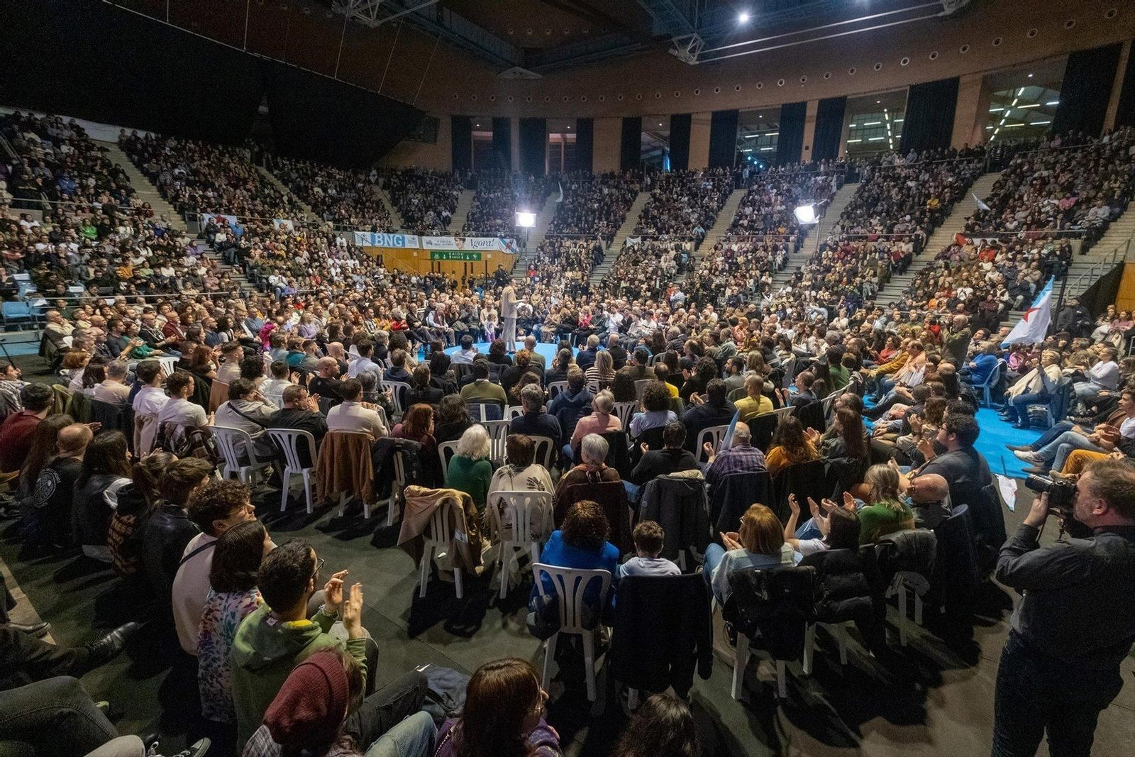 El acto de cierre de campaña electoral del BNG desbordó el Multiúsos Fontes do Sar. // E.P.