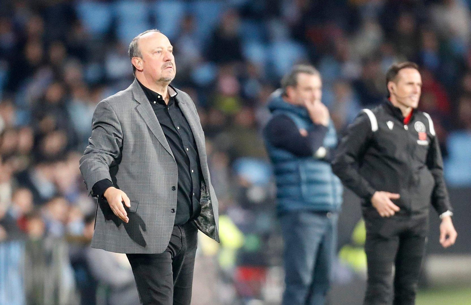 Benítez da instrucciones desde la banda.