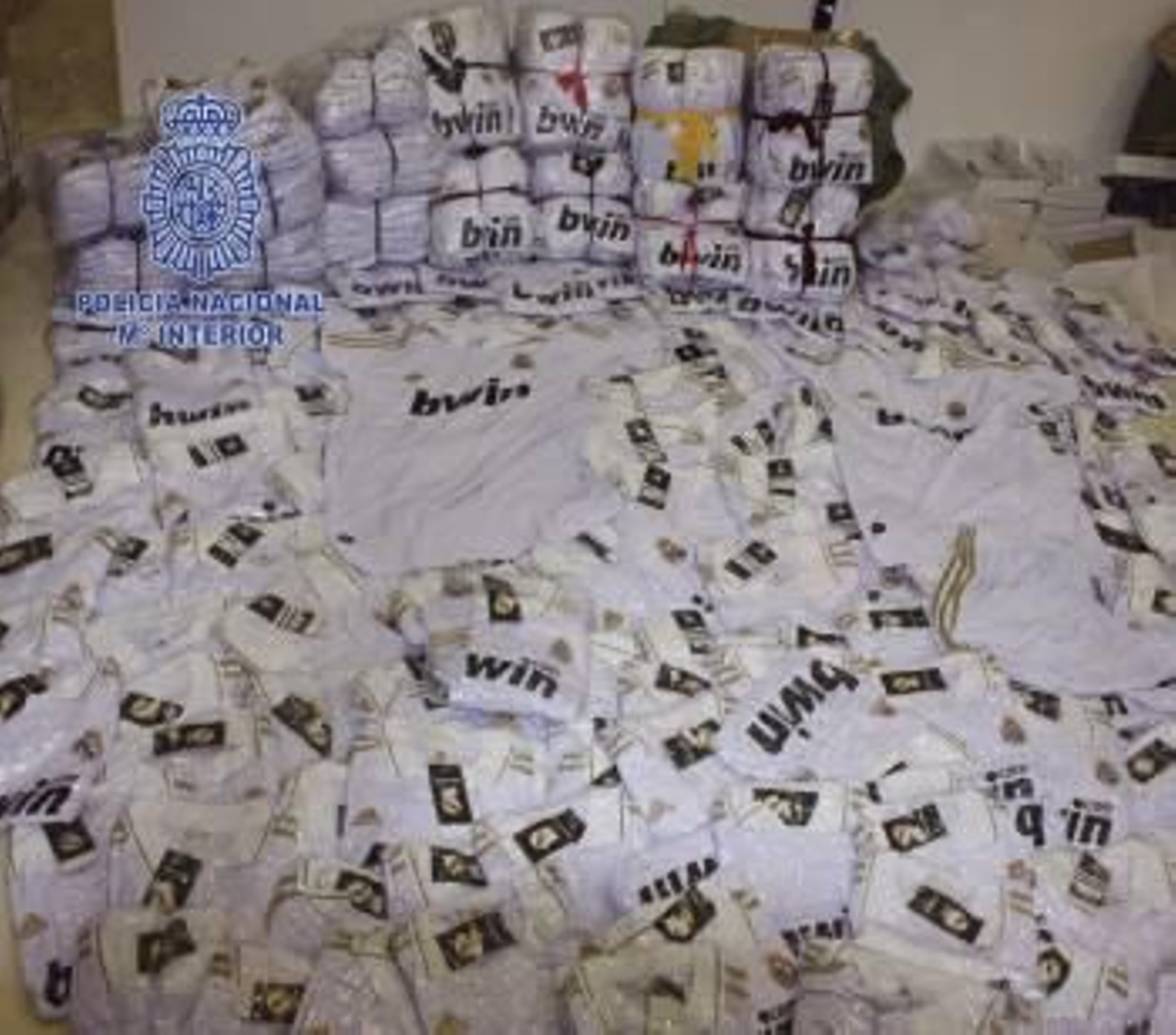 Una de las naves era utilizada como 'tapadera' y para contactar con los clientes y en la otra almacenaban la mercancía falsificada de marcas como el Fútbol Club Barcelona, el Real Madrid, Lacoste, Hublot, Ferrari, Dolce Gabana, Louis Vuitton o Versace, cu