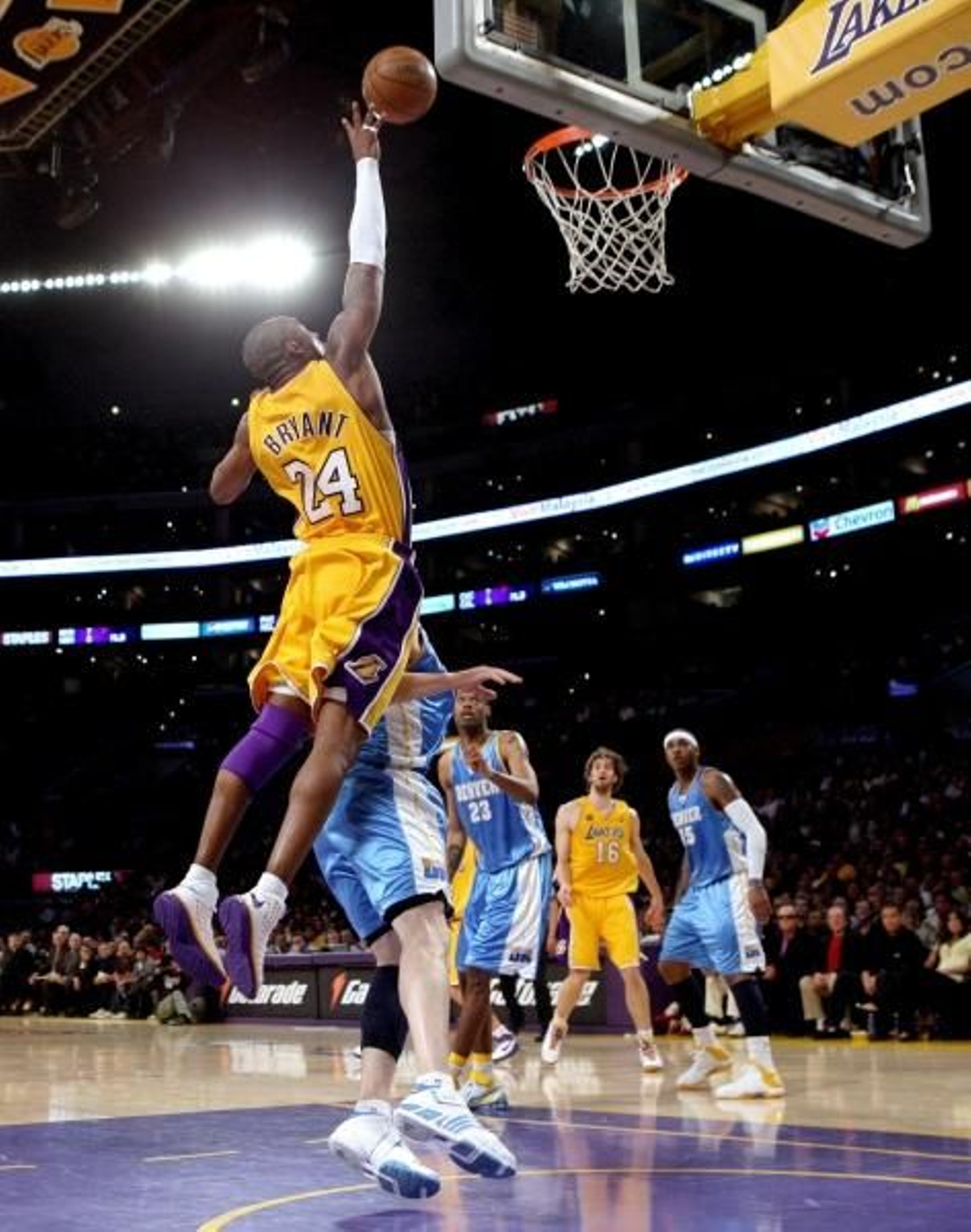 Kobe Bryant vuela hacia la canasta.