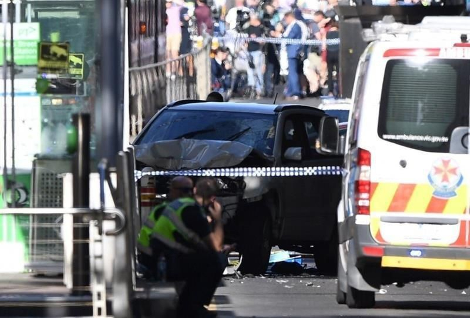 Imagen de un coche afectado en el lugar en el que un todoterreno ligero de color blanco arrolló a al menos 15 personas