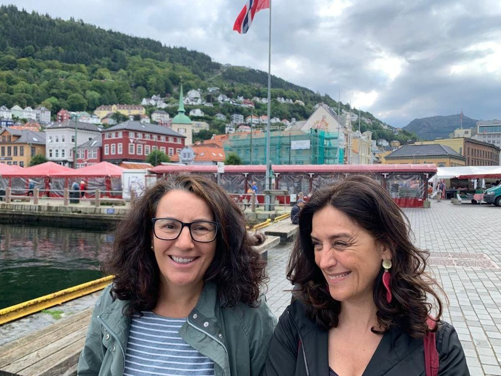 Beatriz González y Silvia Bardelás, De Conatus, visitaron Bergen, en el fiordo de Hardanger, donde trascurre “Septología”, de Fosse.