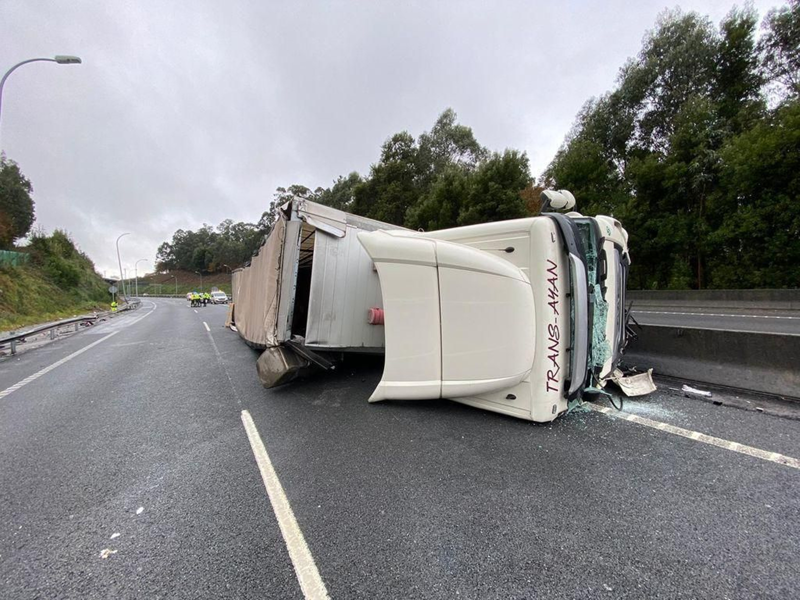 Cortado un carril de la AP-9 en Vigo después de volcar un camión en los túneles de A Madroa 6