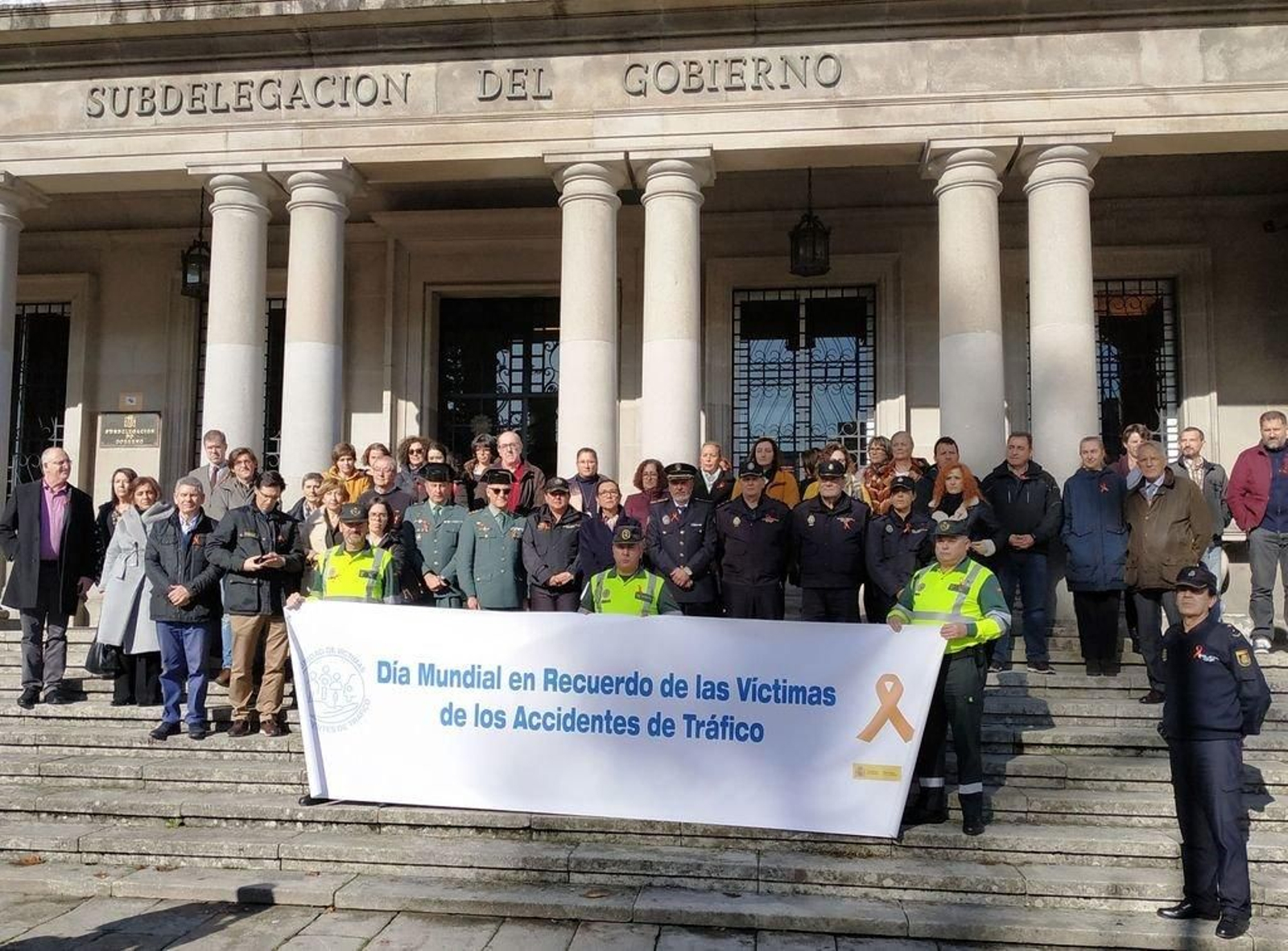 Un momento del minuto de silencio en Pontevedra.
