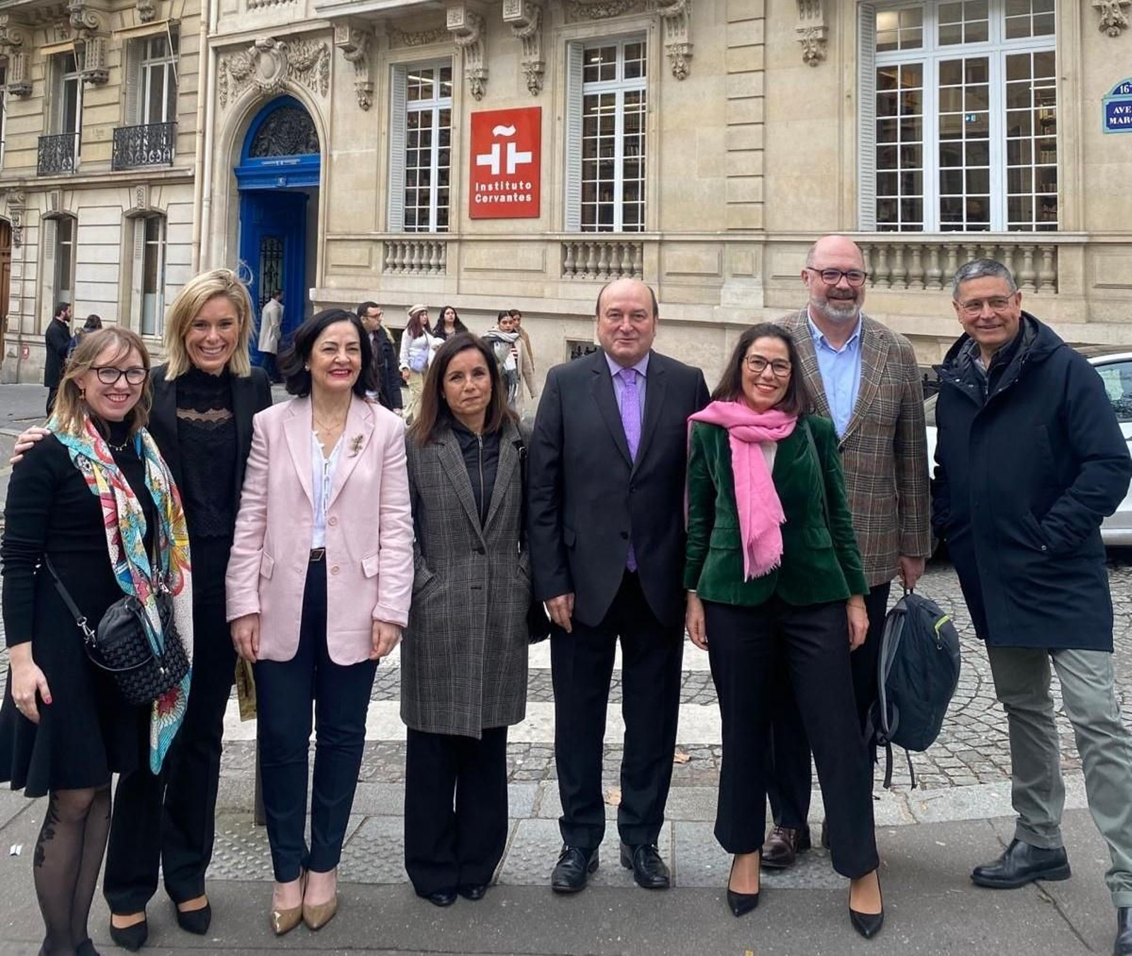 El presidente del EBB del PNV, Andoni Ortuzar, ante el edificio de la calle Marceau de París, que fue sede el Gobierno Vasco en el exilio.
