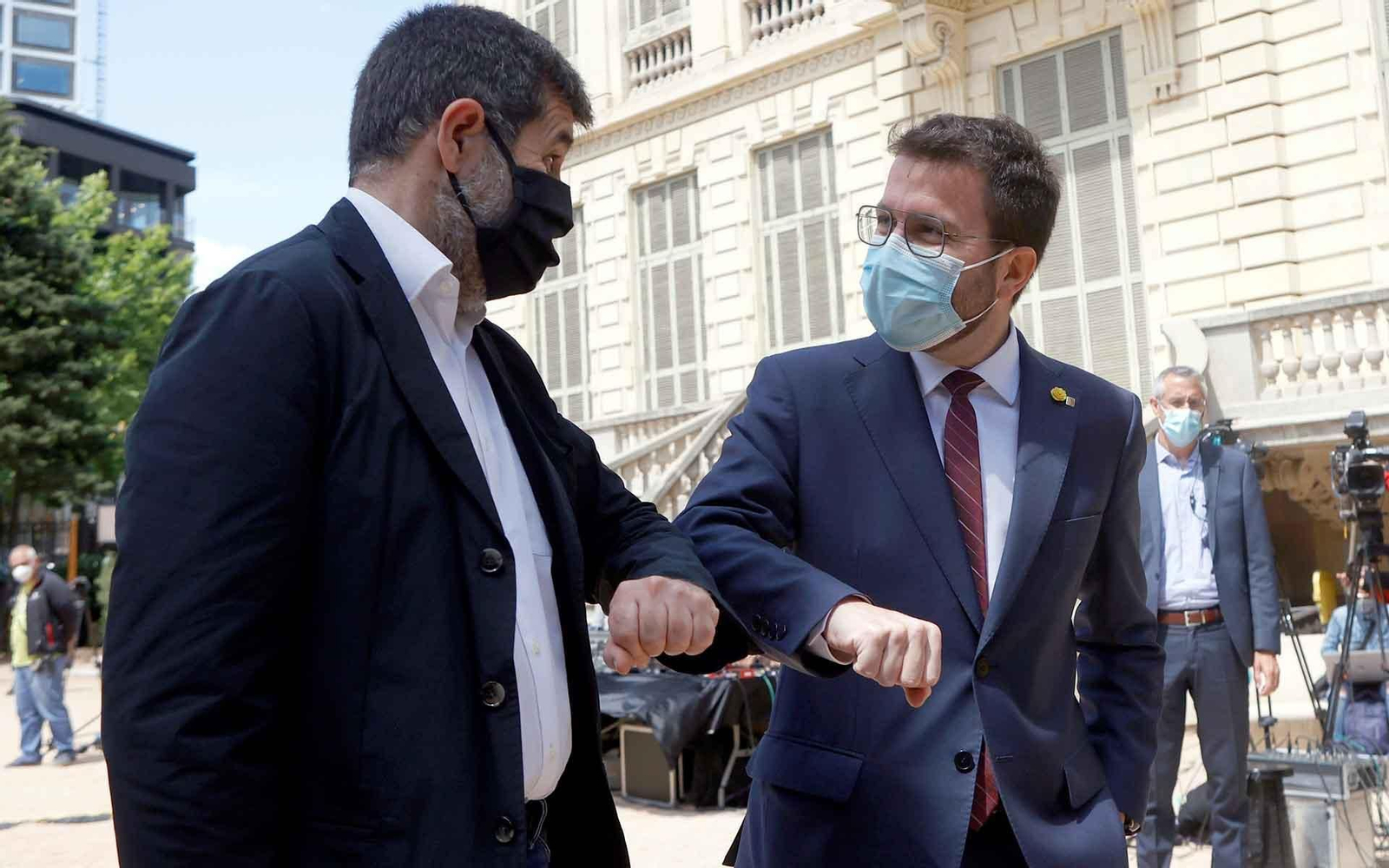 El coordinador nacional de ERC y candidato a la investidura, Pere Aragonès, y el secretario general de JxCat, Jordi Sanchez (i). EFE/Quique García