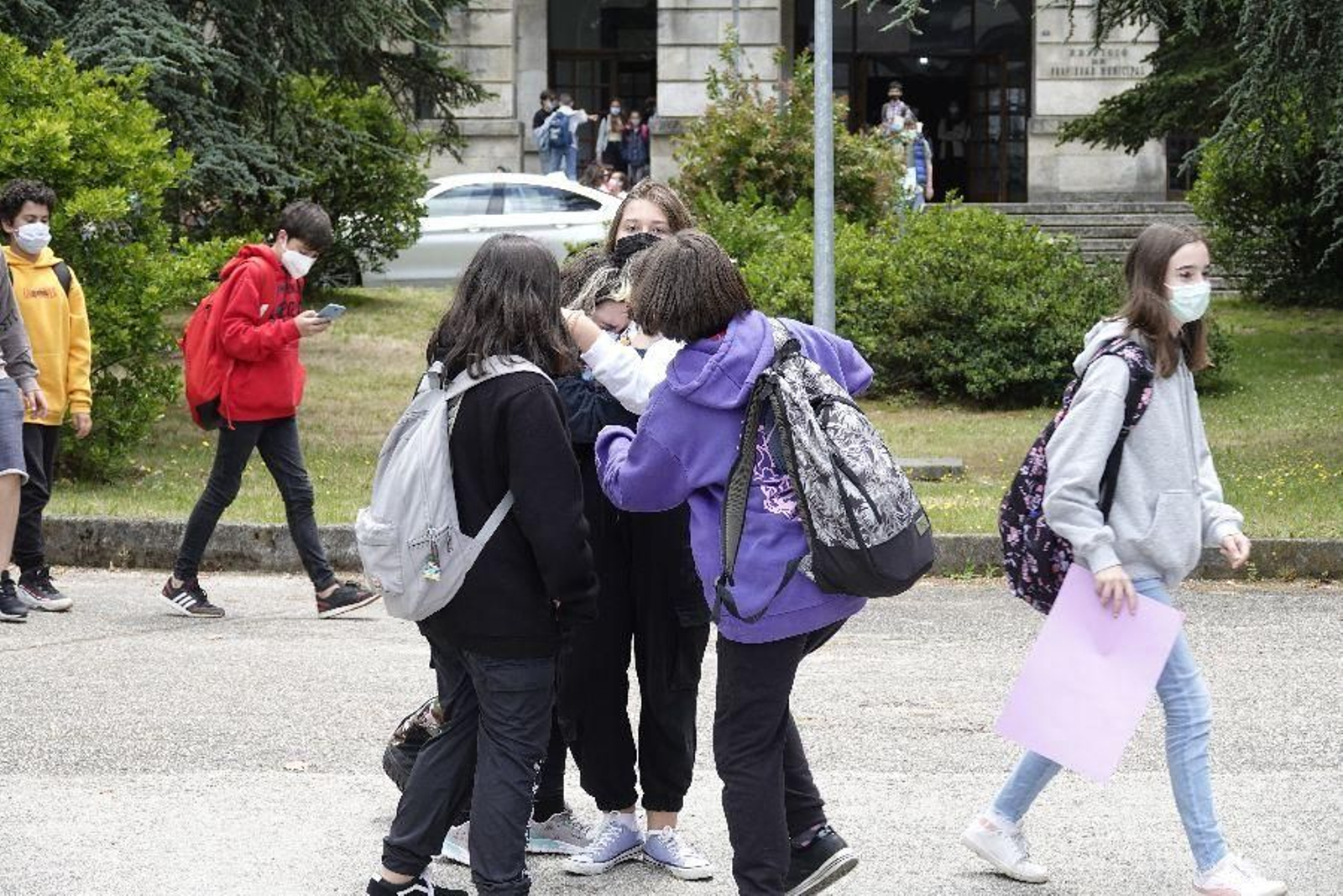 El curso del covid se despide con abrazos. // Vicente Alonso