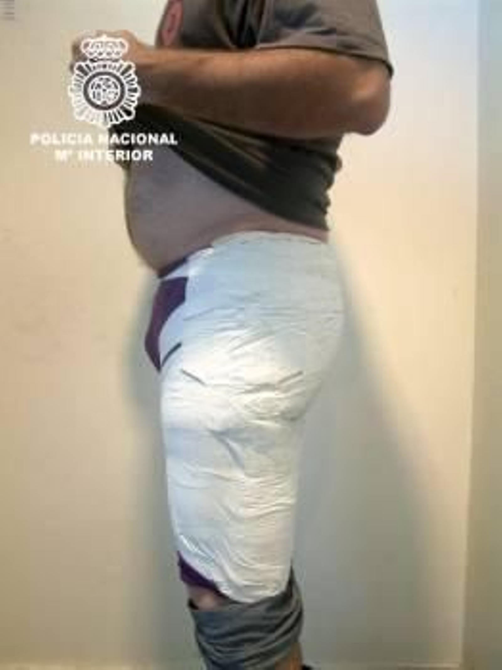 Fotografía facilitada por la Policía Nacional, que ha interceptado en un vuelo procedente de Sao Paolo (Brasil), a un ciudadano español a quien se intervinieron 3.400 gramos de cocaína ocultos (Foto: EFE)