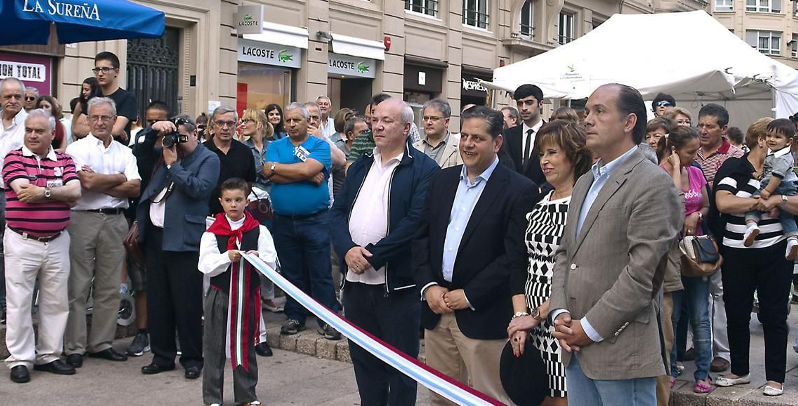 Corte de cinta en el Día de Galicia en Euskadi, 2014.