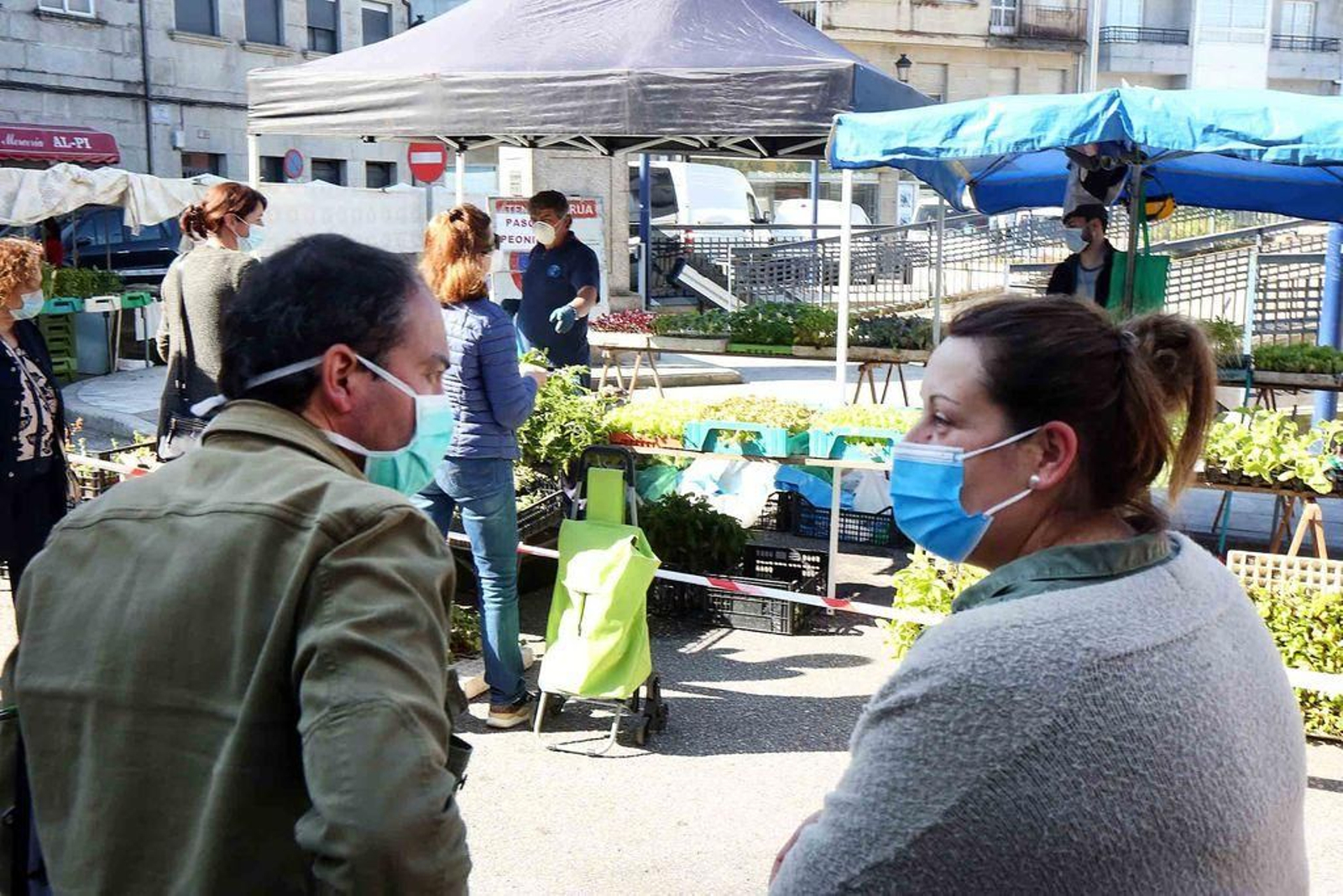 Roberto Mera y Eva Gil supervisando puestos de venta.