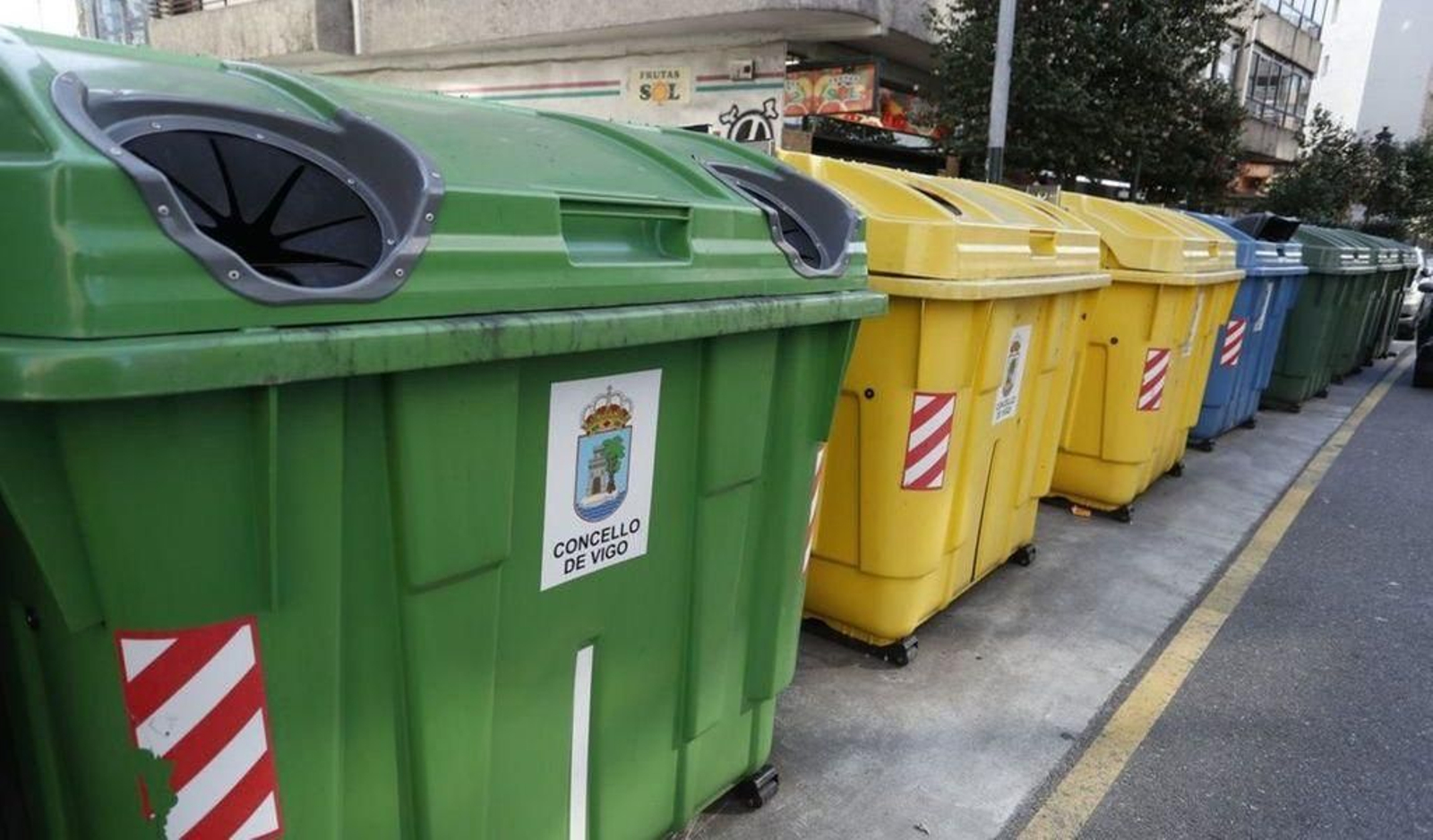 Contenedores de distintos colores y reciclajes y "bolsa negra" de residuos urbanos en Vigo.