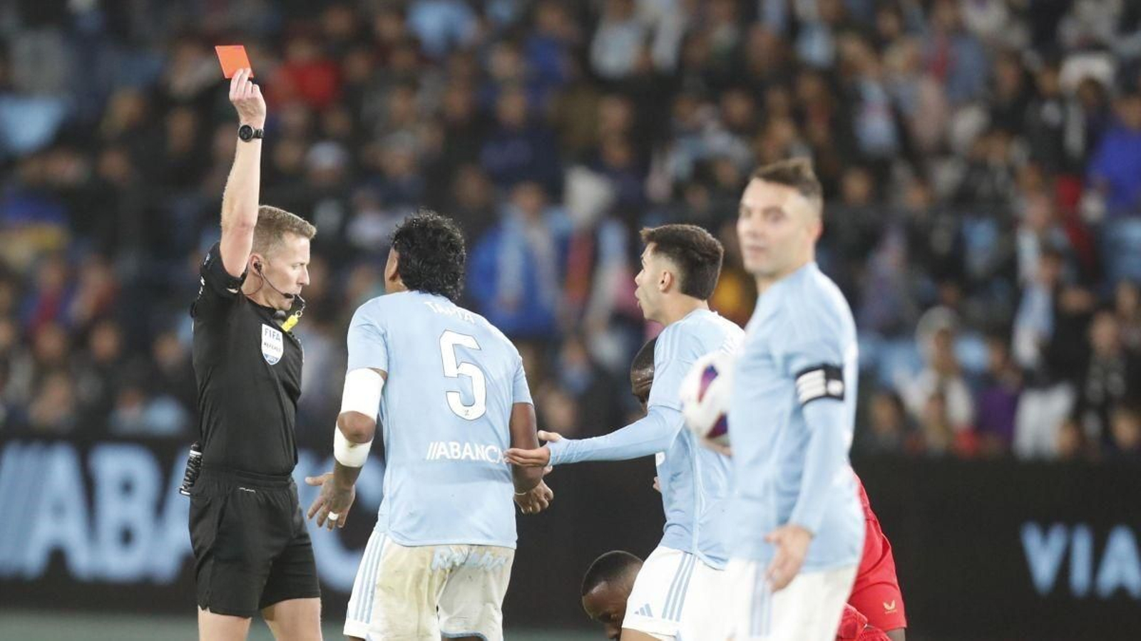 Hernández Hernández expulsa a Renato Tapia en el partido Celta-Sevilla del pasado 4 de noviembre.