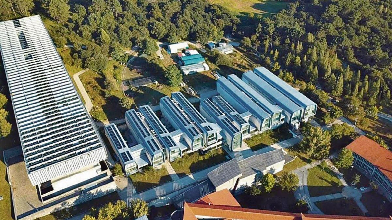 Vista aérea del CACTI, en el campus de Vigo, con varias instalaciones fotovoltaicas.