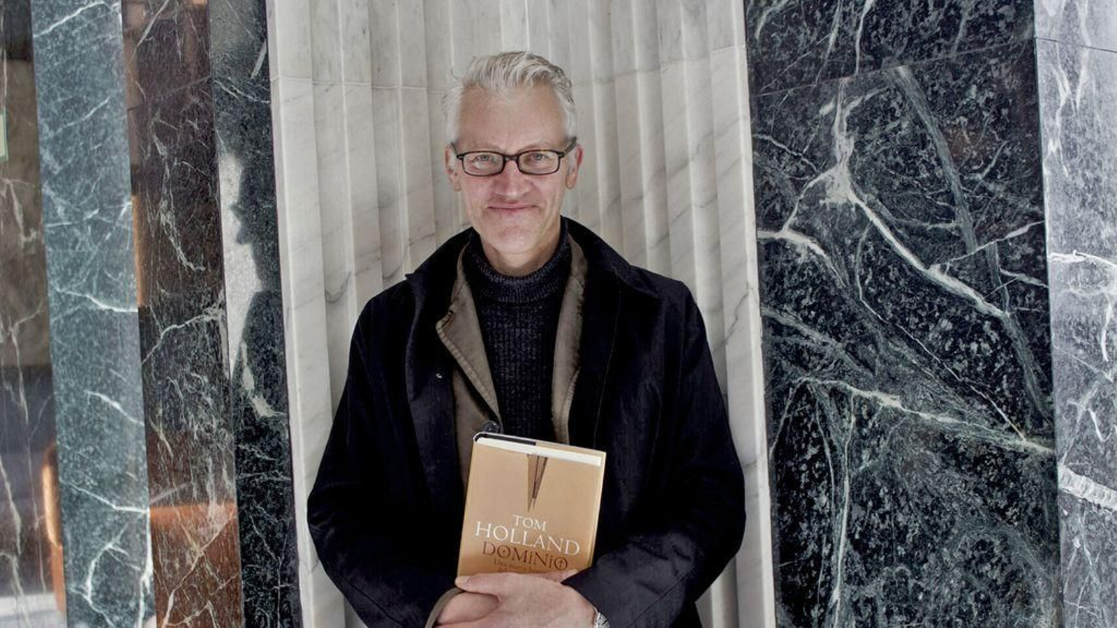 El escritor británico Tom Holland con sus nuevo libro "Dominio".