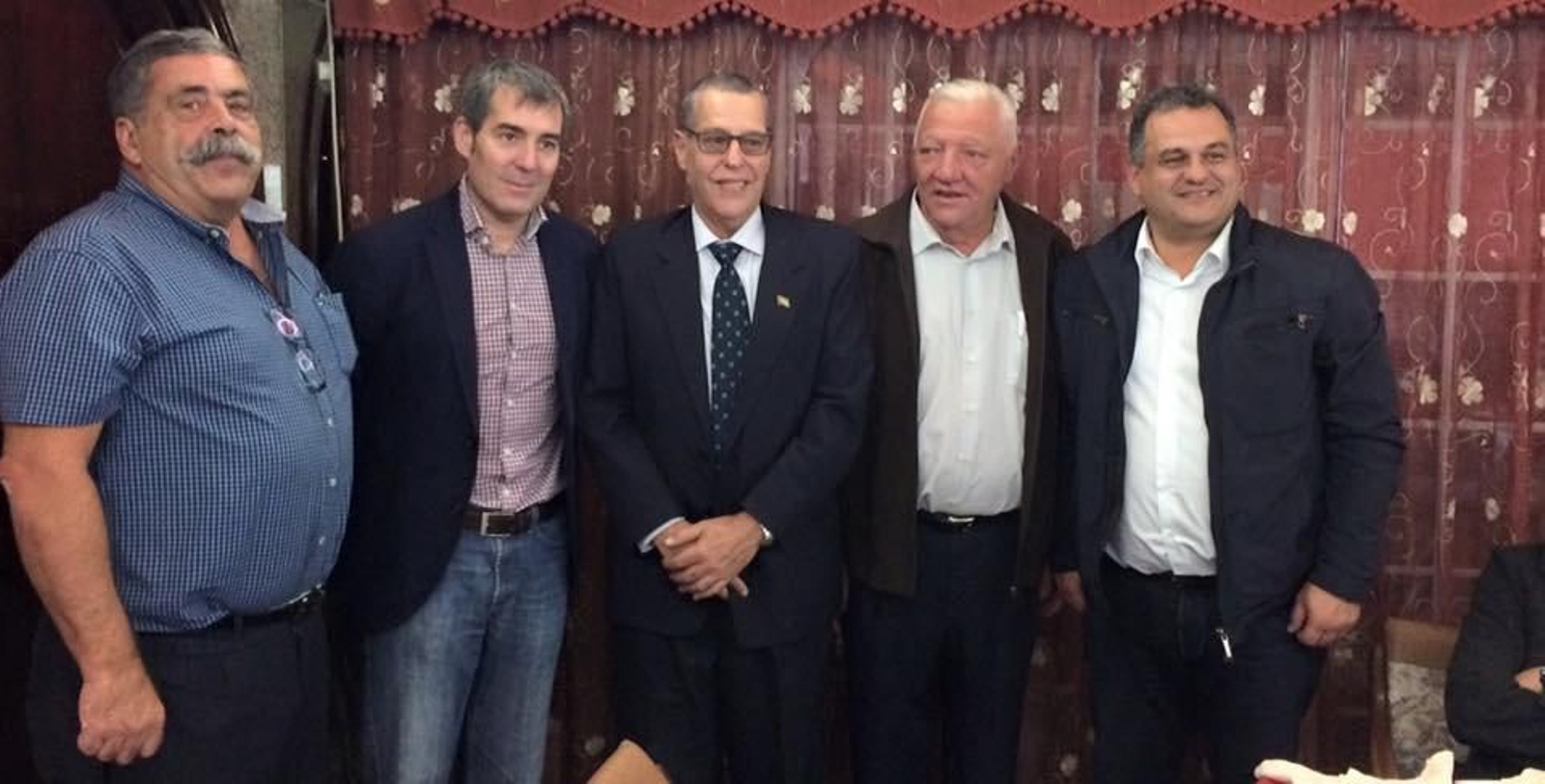 En el centro el cónsul de Cuba en Canarias con Pedro Rodríguez Zaragoza, el presidente canario Fernando Clavijo, Hilario Rodríguez y el actual alcalde de la Laguna, Alberto Díaz