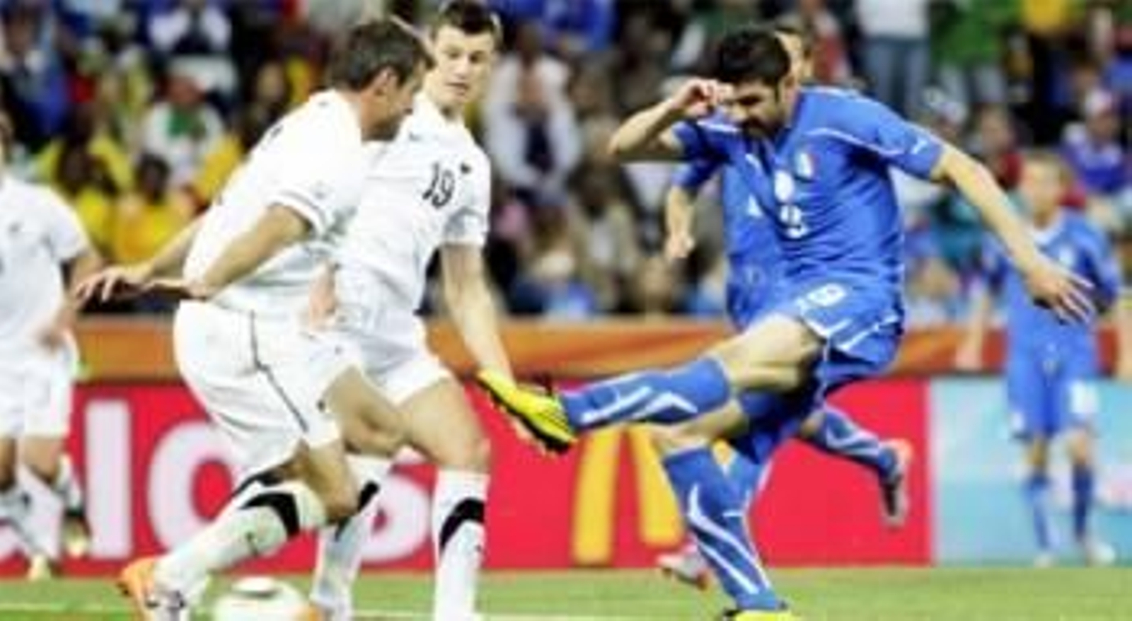 Vincenzo Iaquinta (der.), de Italia, intenta detener el ataque del seleccionado de Nueva Zelanda.