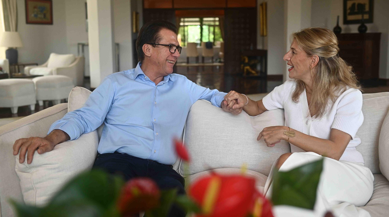 La vicepresidenta segunda del Gobierno y ministra de Trabajo y Economía Social de España, Yolanda Díaz (d), y el designado ministro de Trabajo de Brasil, Luiz Marinho. EFE/ Andre Borges