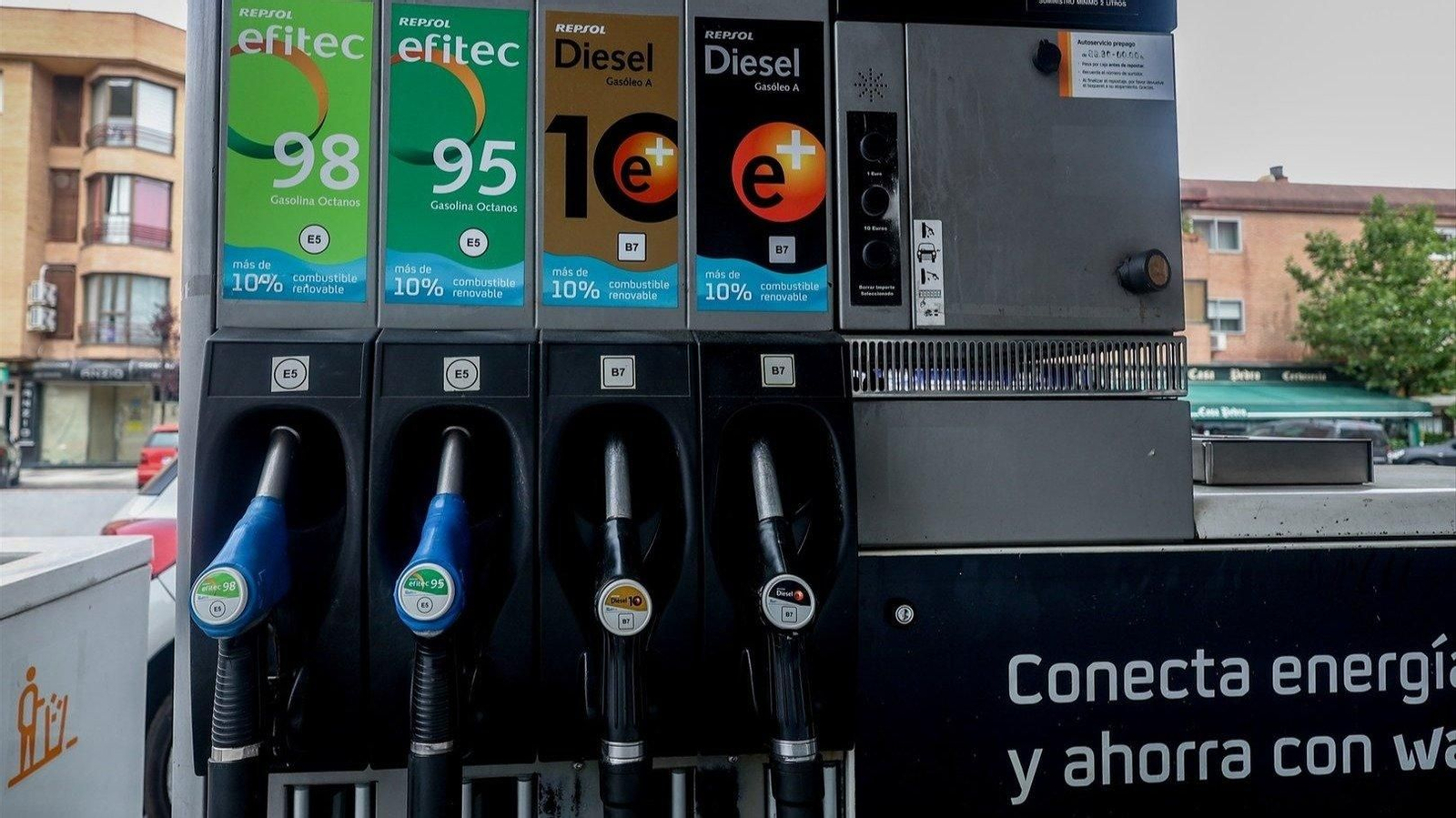 Un surtidor de combustible de una estación de servicio. // E.P.