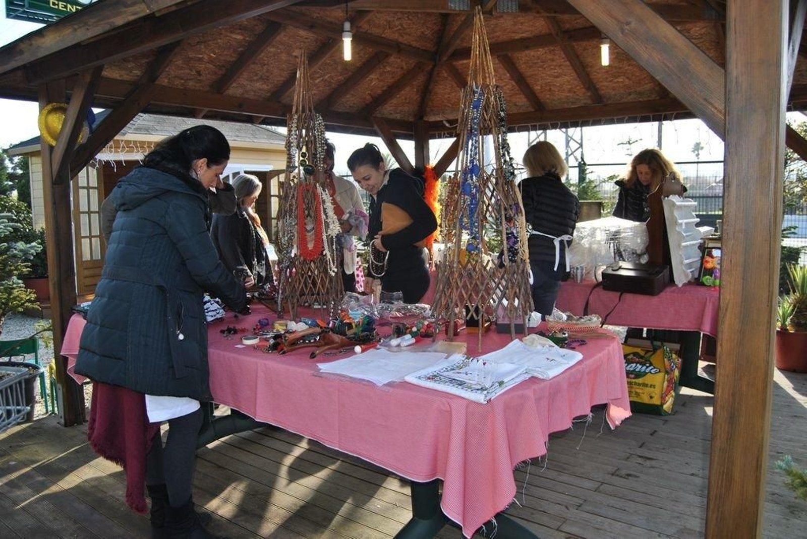 El mercadillo navideño ofrece tallas, bisutería y complementos traídos desde Zambia por voluntarios de la misión.