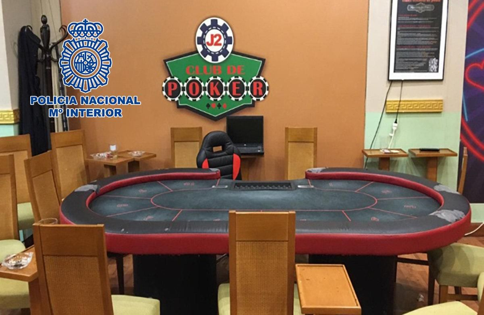 Uno de los identificados, que hacía las veces de croupier, portaba en el momento del registro 1.750 euros