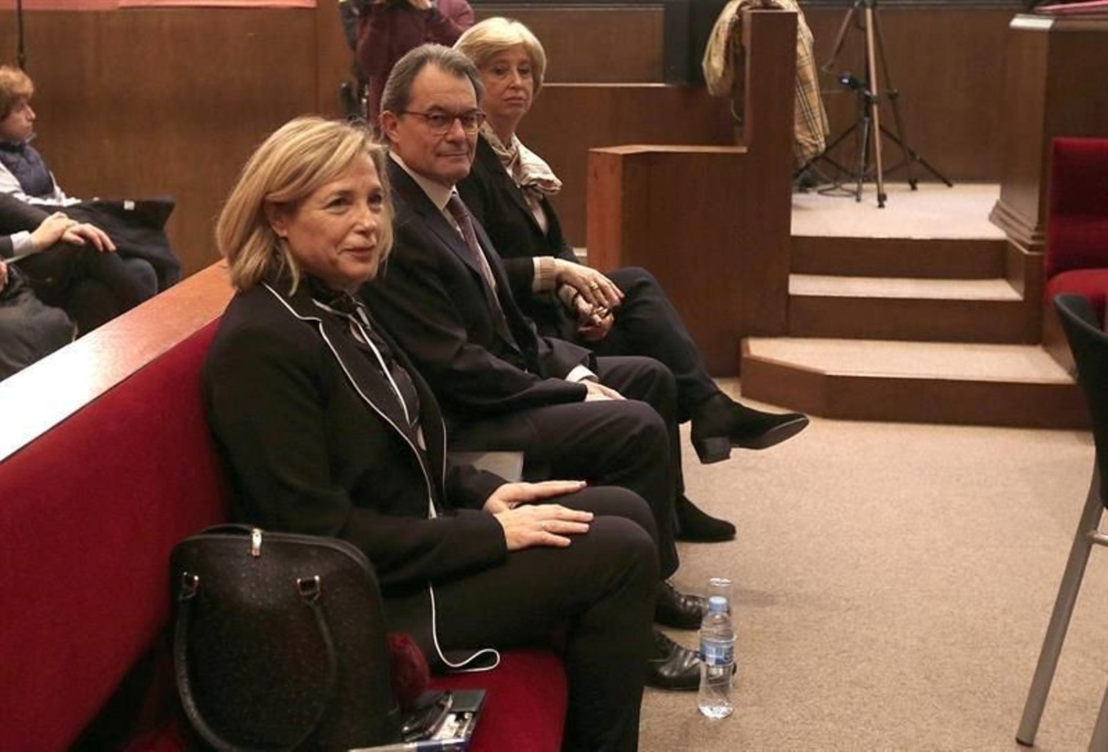El expresidente catalán Artur Mas junto a las exconselleras Joana Ortega (i) e Irene Rigau (d), en la sala del Tribunal