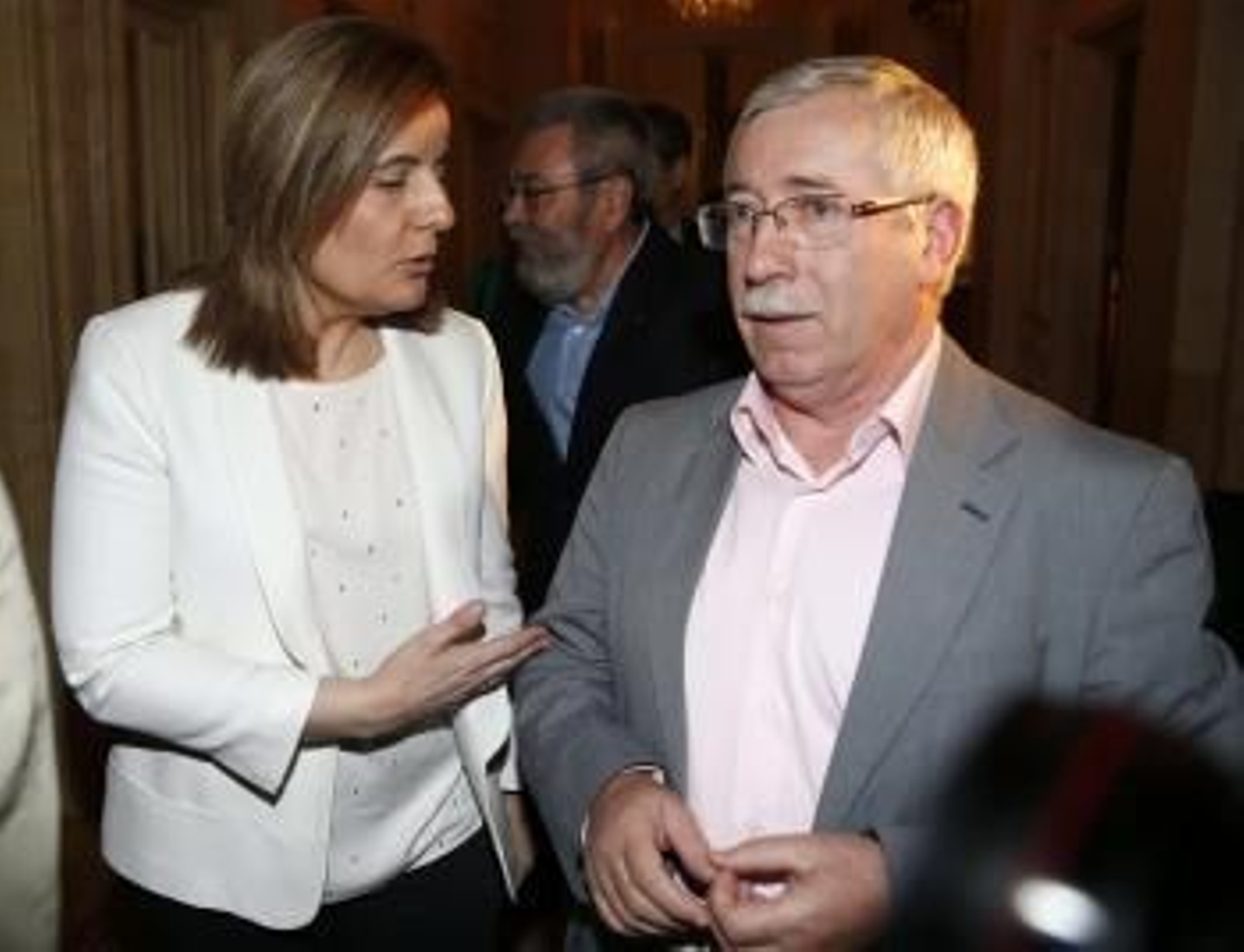 La ministra de Empleo, Fátima Báñez (i), conversa con el secretario general de CCOO, Ignacio Fernández Toxo (d).