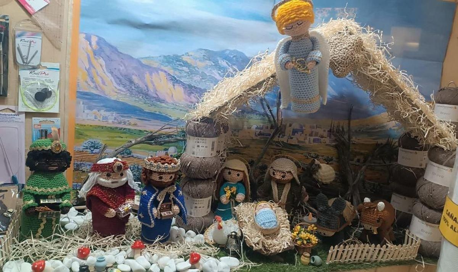 Al Belén de ganchillo de la calle Valencia no le falta ninguno de los personajes.